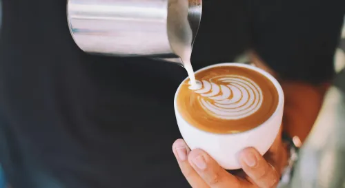 小林的咖啡拉花失手，杯子變成藝術品