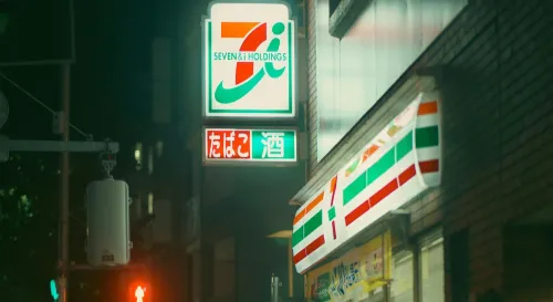 深夜清潔阿姨在擦拭冷藏櫃玻璃