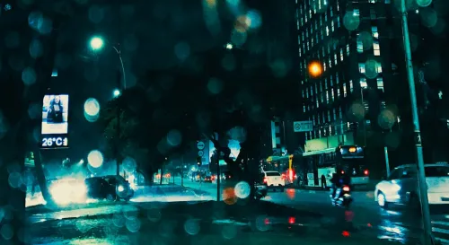 忙碌上班族小李在大樓前等待外送員送餐