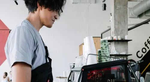 黑框眼鏡男在冷飲區仔細挑選飲料