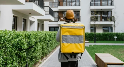 外送護理站晚餐的小哥