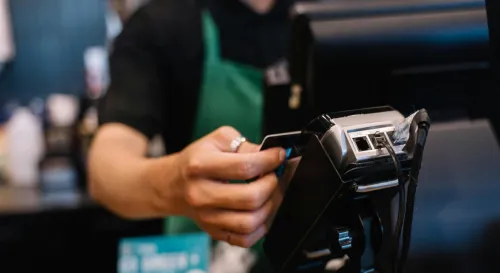 我們家阿姨在結帳時仔細檢查購物清單