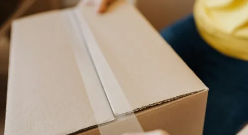 下班晚回家的工程師遭遇包裹誤送，需協助尋找正確收件地址