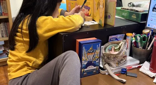 我女兒在寫讀後心得，看她豪邁的姿態，我只能搖搖頭