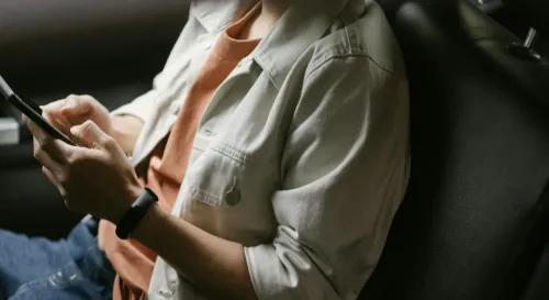 手機成癮的乘客