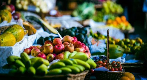 在光影交錯的舞台上，顏色的真實與幻影