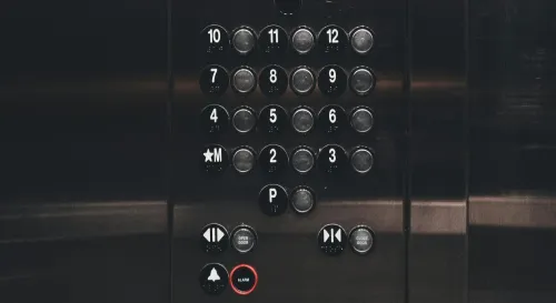 假日社交型住戶的電梯故障處理紀錄