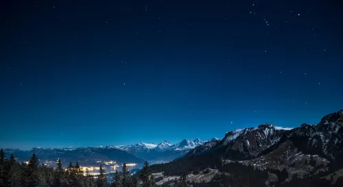 當星辰的呼吸漸漸消逝，生命之花在風中凋零
