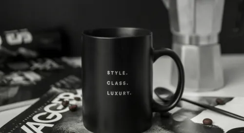 醫生同事在病房門口翻閱病歷資料