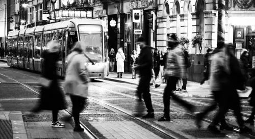 在數據的潮汐中，智慧城市的命運悄然交織