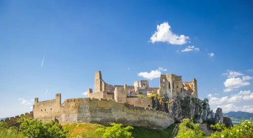 舊城堡下的新王國：在遺跡中尋找未來的光芒