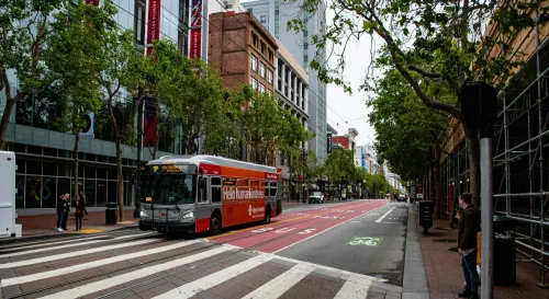 城市公共交通系統的運行與延遲