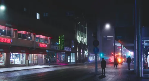 夜深人靜時的思緒漩渦：探索心靈的幽暗角落