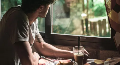 在人群的喧囂中，我卻是一座無人島