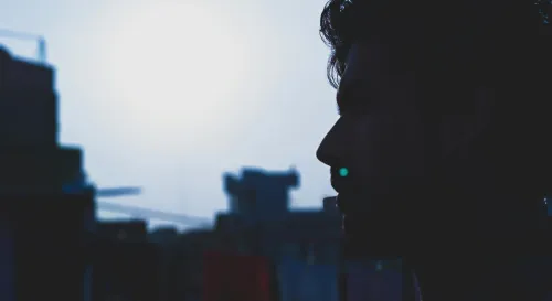 在寧靜的夜裡，反思自己的過失成了唯一的陪伴