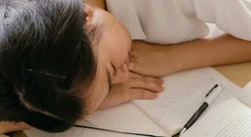 為什麼一站起來，世界就先黑給你看？