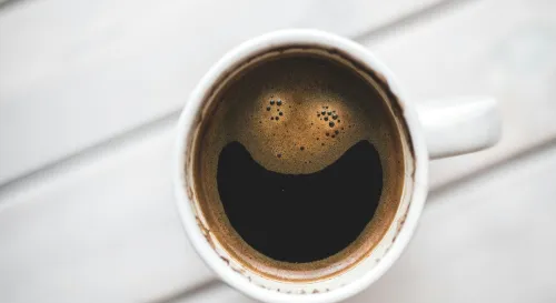 為什麼同一杯咖啡，有時喝了卻還是想睡覺