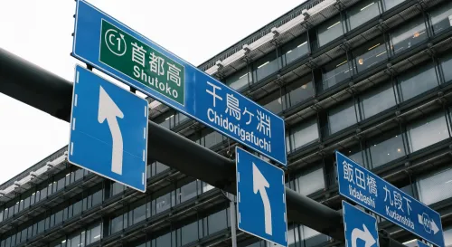 選擇停下來思考的人，是在為未來鋪路；而不斷奔波的人，則是在追逐虛無。