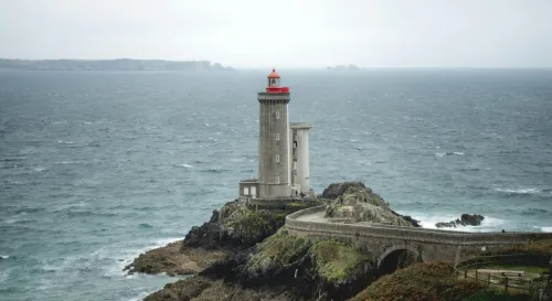 知識是明亮的燈塔，指引著思考的航程；而經驗是沉重的船錨，穩住了行進的方向。