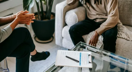 在繁忙中保持靜默是明智的，因為可以聆聽內心的聲音；在沉默中展現智慧是深刻的，因為能洞察周遭的變化