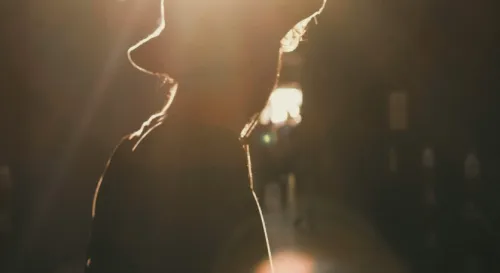 朝著光走影子自然在身後