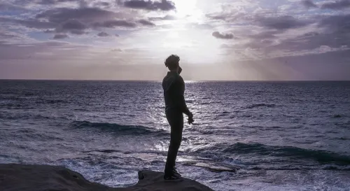 站在岸邊再久，也到不了對岸