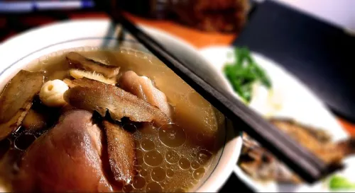 牛蒡蓮子豬腳湯佐高粱