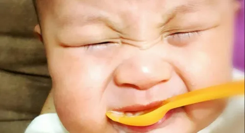 第一次吃副食品，你這表情也太有戲了吧 是有難吃到這樣嗎