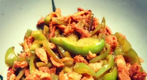 青椒炒肉絲佐高粱