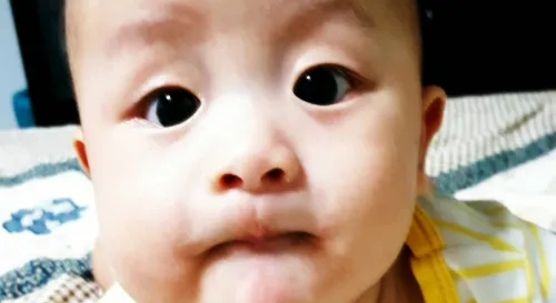 第一次被5U的大便嗆到咳嗽，天啊我到底餵你吃了些什麼@@