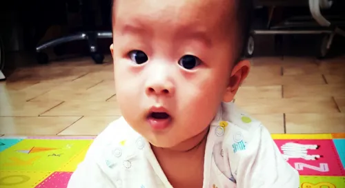 5個多月，學會了向後爬行。