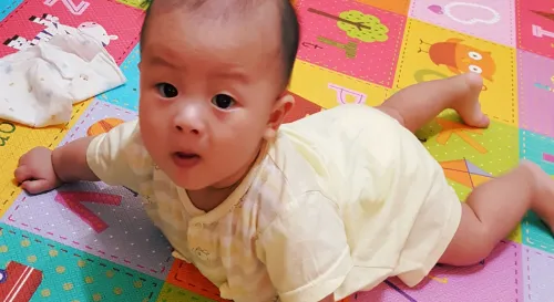 口腔期加上爬行，有時候不禁懷疑我養的到底是小孩還是蛞蝓？