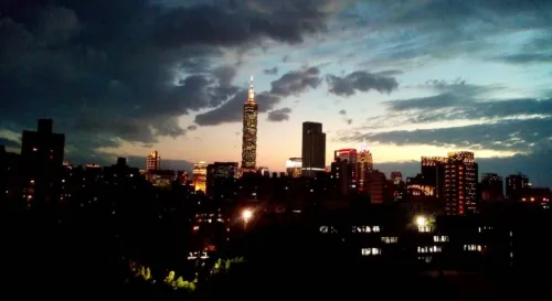 不比台東寬廣...台北的天空真的是有另一種不同...