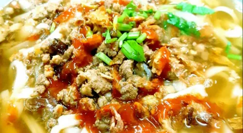 一碗四代薪傳榕樹下麵店粄條，我又再次回到了屏東。