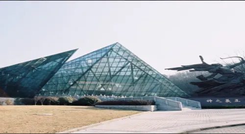 名垂青史憶英魂