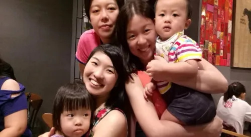 這傢伙不是怕生嗎怎麼轉性了