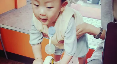 兒子，馬不是這樣騎的。