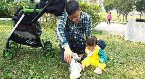 大湖公園曬曬太陽，話說，是到了愛鑽洞的年紀