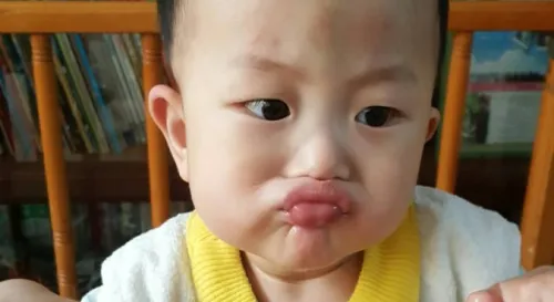 這嘴巴看起來可以吊上一斤豬肉沒問題啊