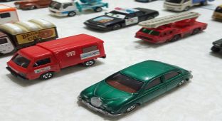 兒子真幸福，我小時候都沒玩過這麼多火材盒車，感謝恆永跟另一位朋友(雖然我們已經不再連絡)