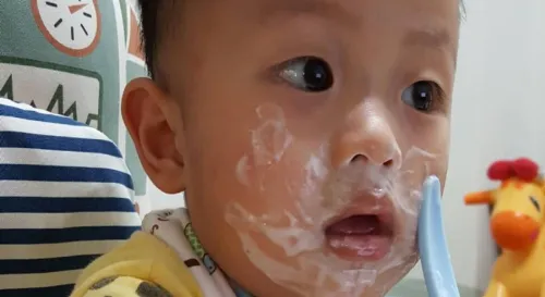 吃優格可以吃成這樣_再多塗一點可以敷臉了......