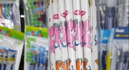 走了一趟文具區，這小天使是我小時候最常用的品牌鉛筆，沒想到現在還有啊