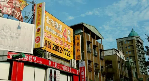 少量的雲，天很藍，太陽很大，熱到不行的台北