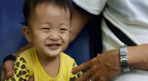 笑起來，跟Mandy小時候一模一樣。