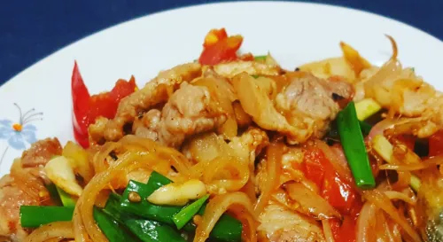 獨自一個人的2個星期，第4晚，還好有屏東帶回來的三層肉蔥爆蕃茄豬肉片。