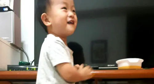 1歲6個多月，小小孩愛學大人樣