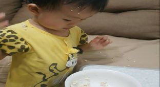 我們家，在下著豆腐雨呢，看看這傢伙做了些甚麼~