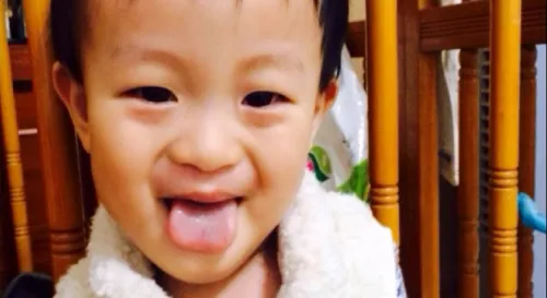 嗯，聽說是在模仿小丸子的髮型...