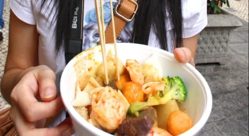 澳門美食-咖哩魚蛋