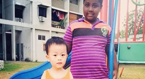 一起溜滑梯的夥伴，5歲的小哥哥。